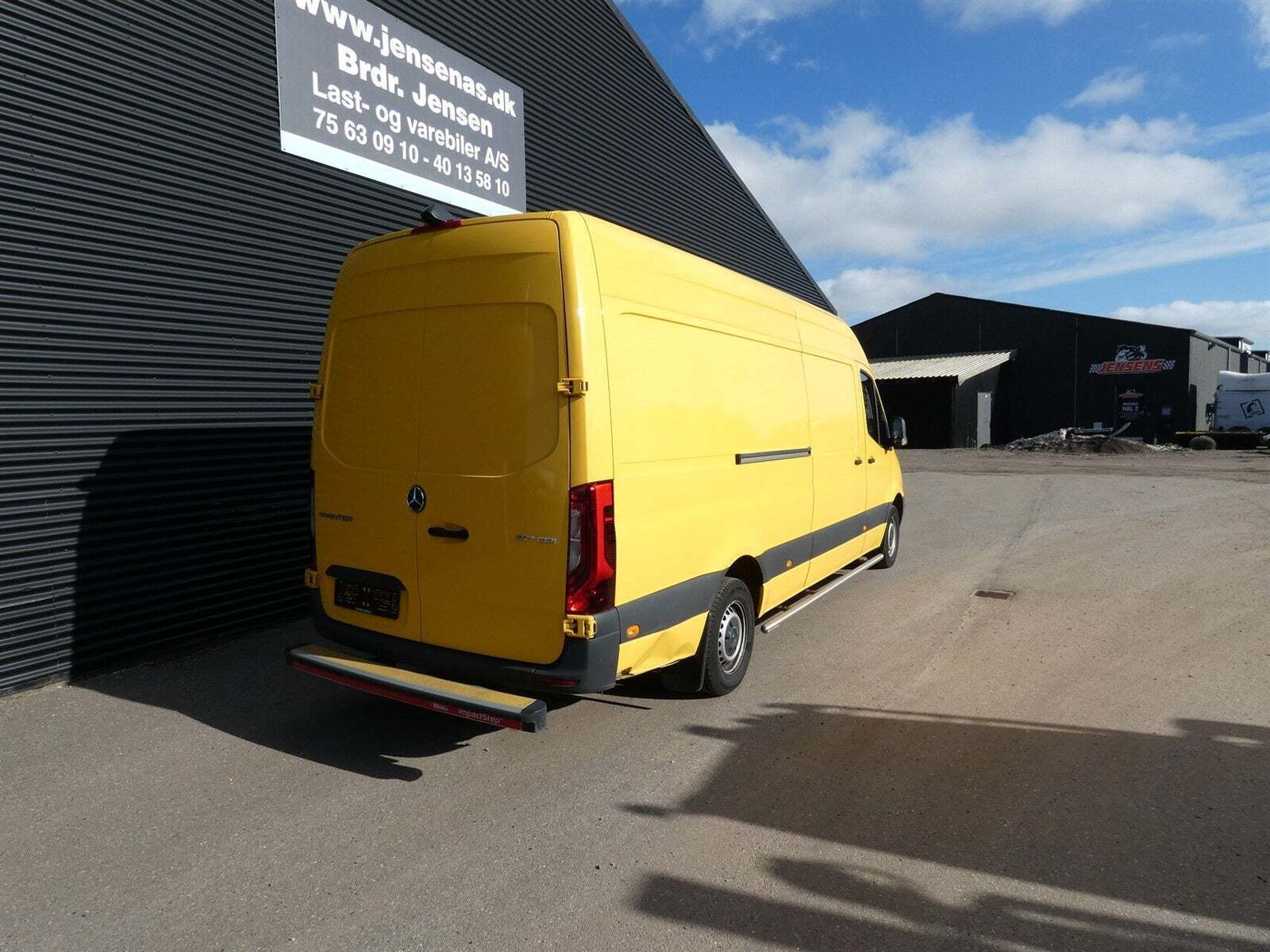 Gul Mercedes Sprinter 317 fra 2022
