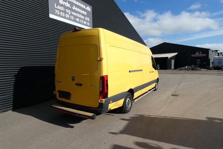 Gul Mercedes Sprinter 317 fra 2022