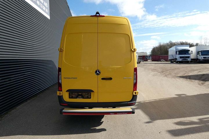 Gul Mercedes Sprinter 317 fra 2022