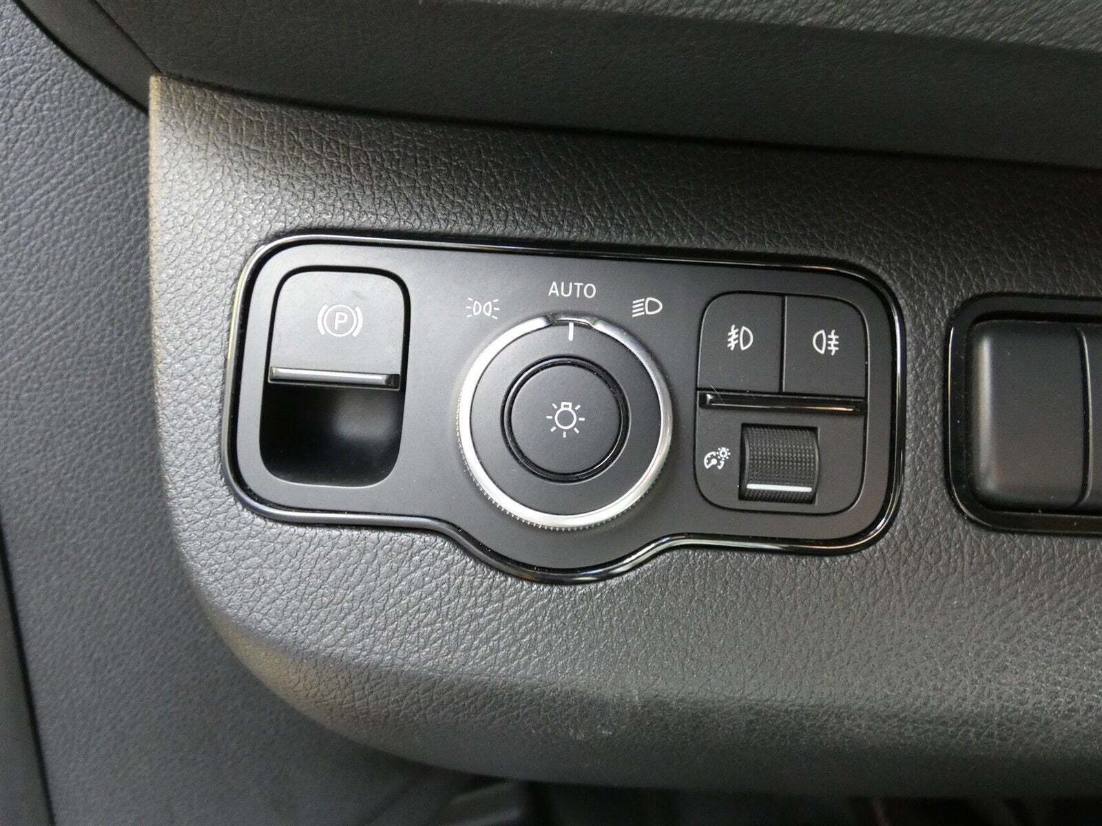 Gul Mercedes Sprinter 317 fra 2022