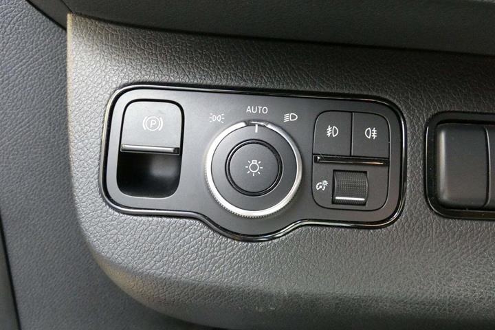 Gul Mercedes Sprinter 317 fra 2022