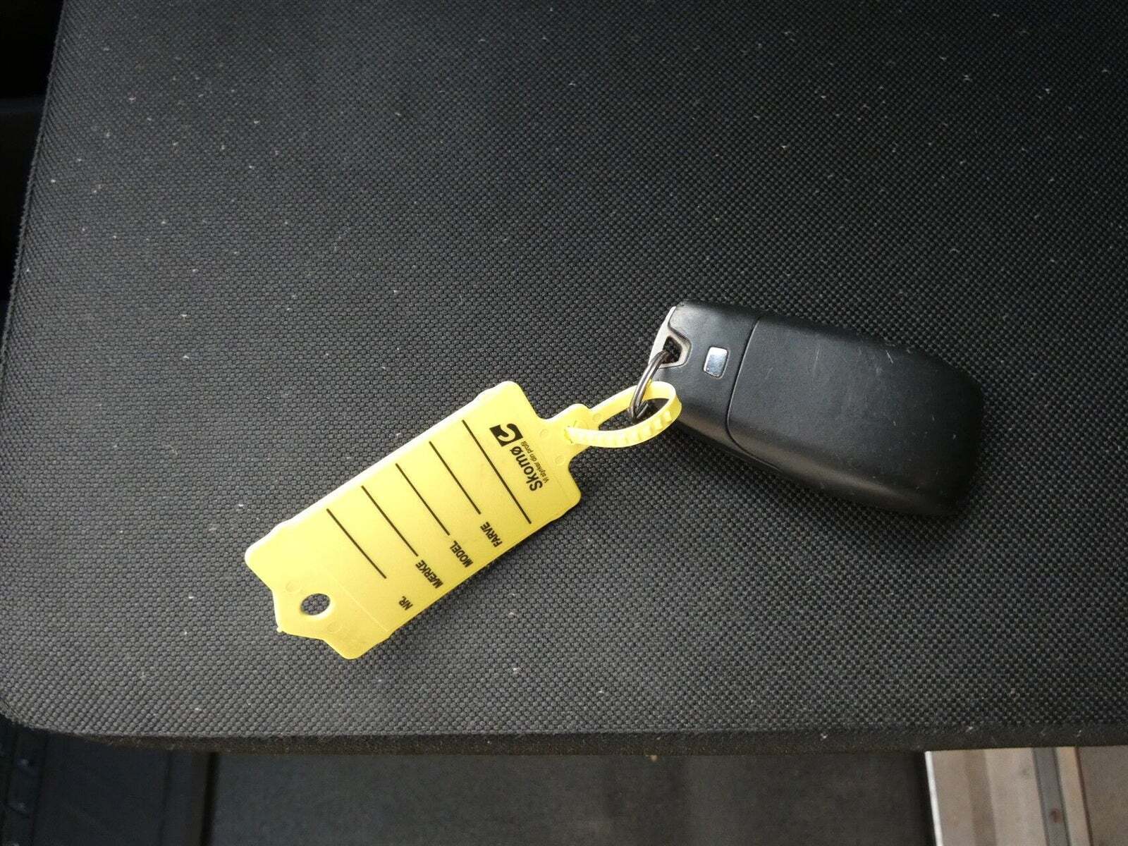 Gul Mercedes Sprinter 317 fra 2022