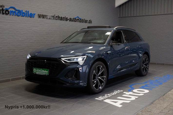 Blå Audi Q8 e-tron fra 2024 set udefra