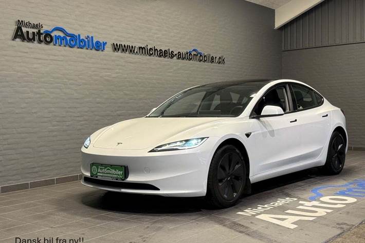 Hvid Tesla Model 3 fra 2024 set udefra