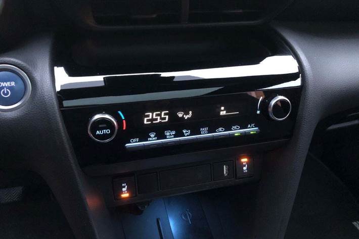 Gul Toyota Yaris Cross fra 2022