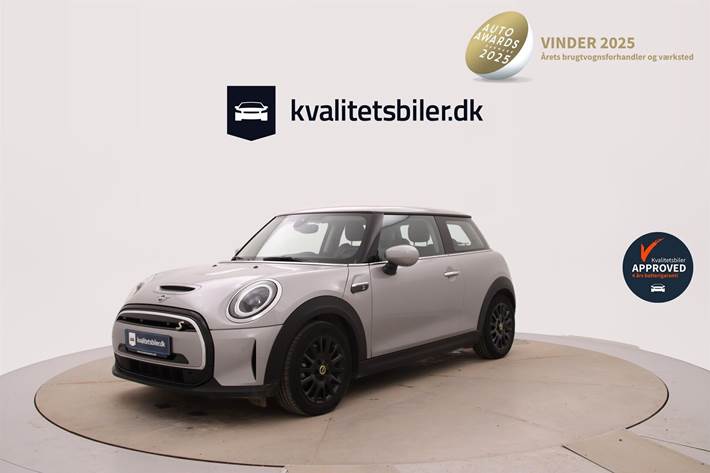 Sølv Mini Cooper fra 2023 set udefra