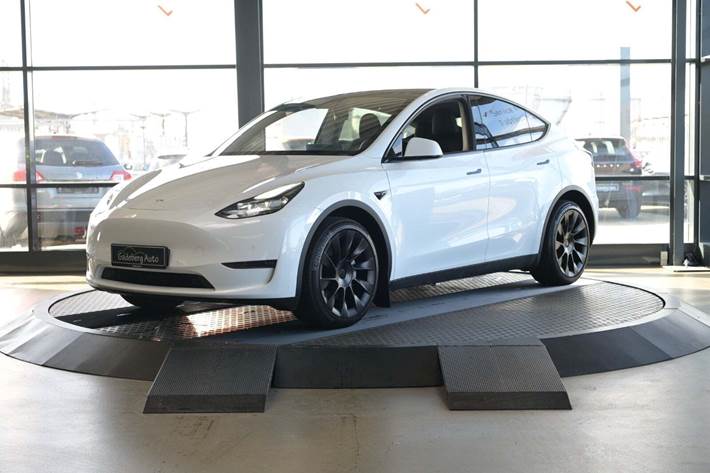 Hvid Tesla Model Y fra 2022 set udefra