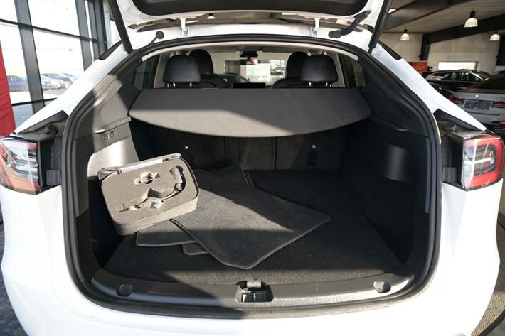 Hvid Tesla Model Y fra 2022