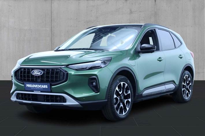 Grøn Ford Kuga fra 2024 set udefra