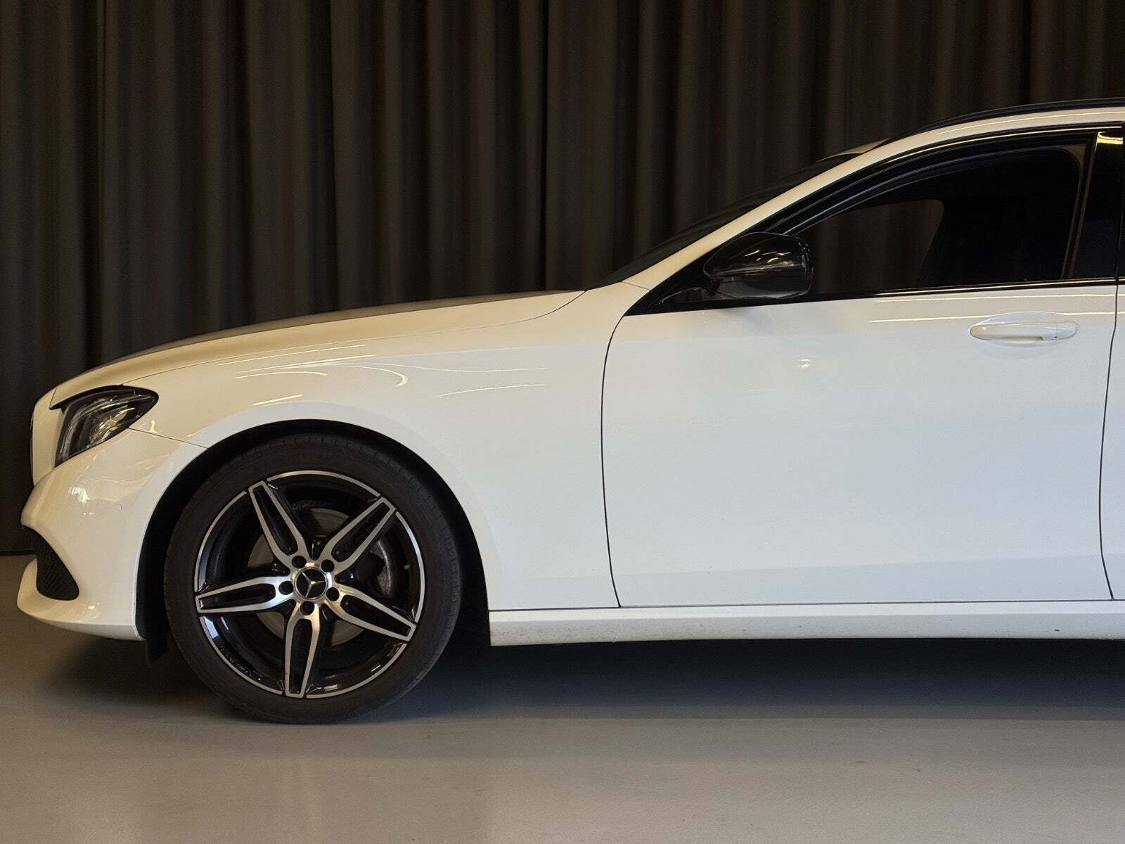 Hvid Mercedes E220 d fra 2016