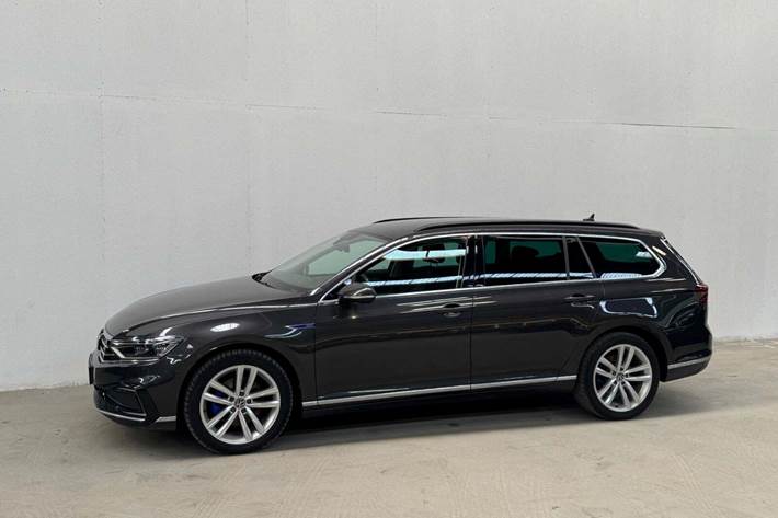 Grå VW Passat fra 2021