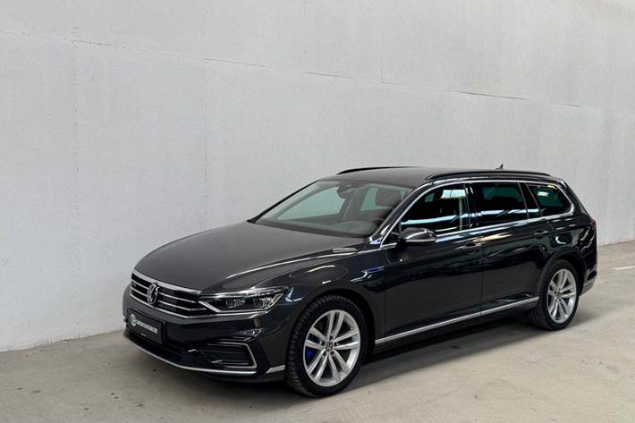 Grå VW Passat fra 2021