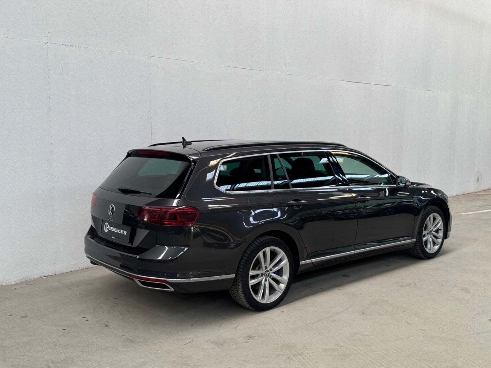 Grå VW Passat fra 2021