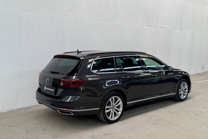 Grå VW Passat fra 2021
