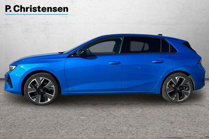 Blå Opel Astra-e fra 2023
