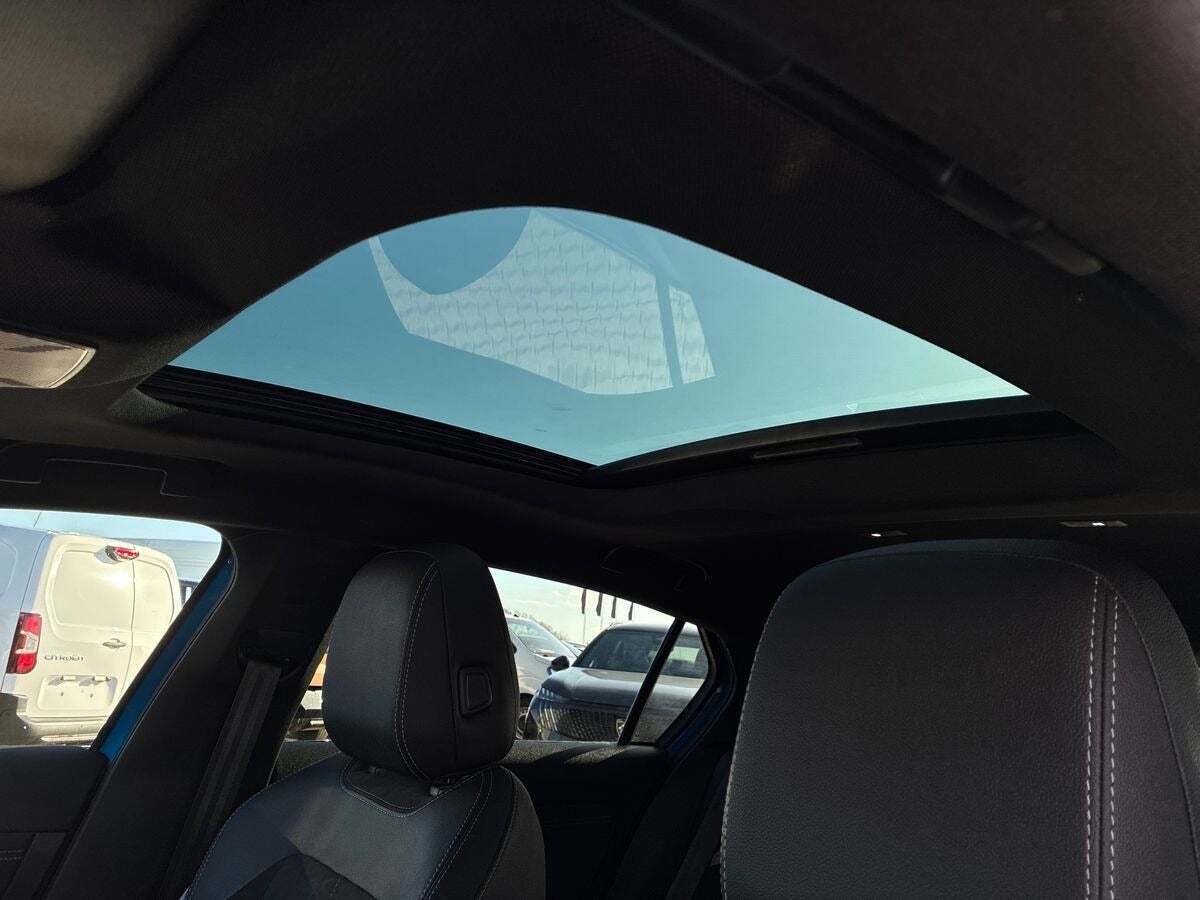 Blå Opel Astra-e fra 2023