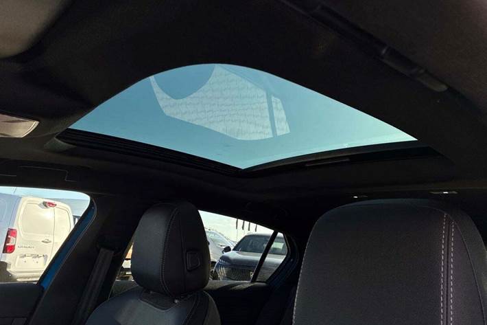 Blå Opel Astra-e fra 2023