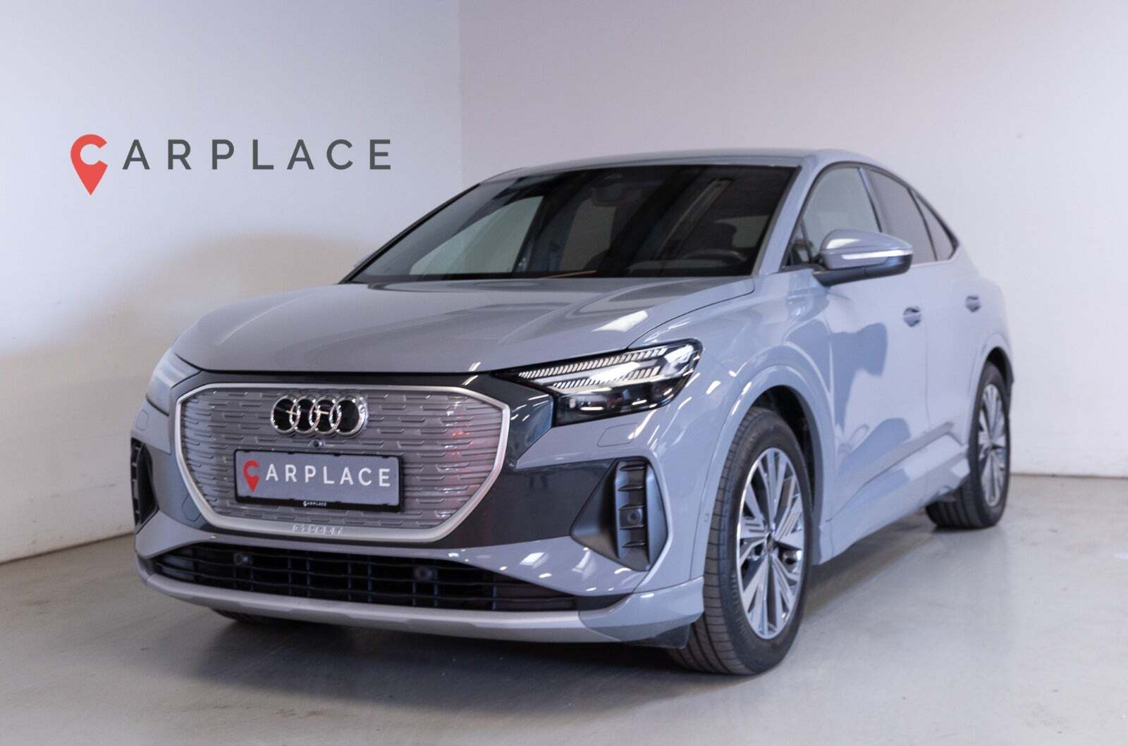 Grå Audi Q4 e-tron fra 2023