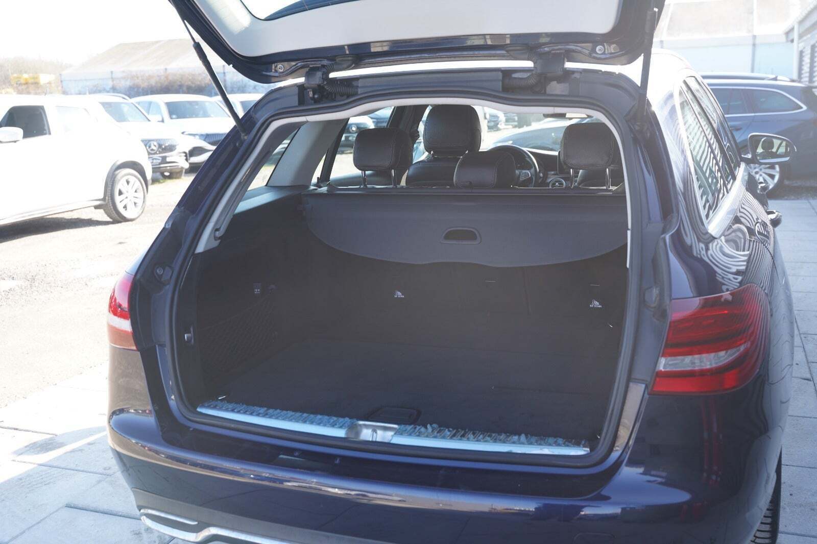 Blå Mercedes C200 fra 2015