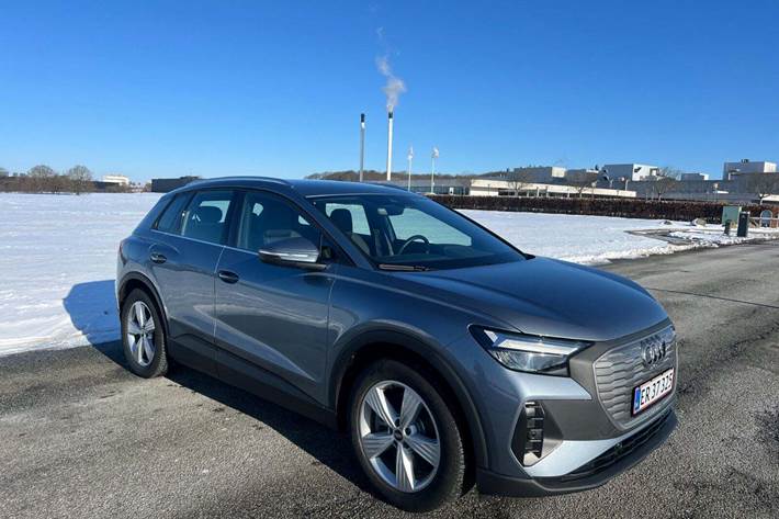 Blå Audi Q4 e-tron fra 2021 set udefra