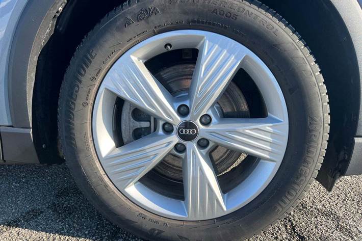 Blå Audi Q4 e-tron fra 2021