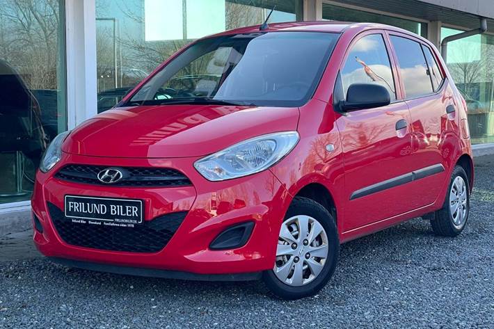 Rød Hyundai i10 fra 2013 set udefra