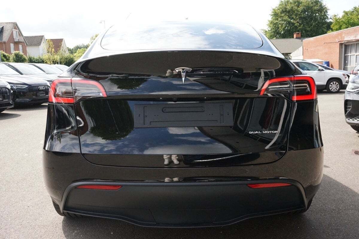 Sort Tesla Model Y fra 2022