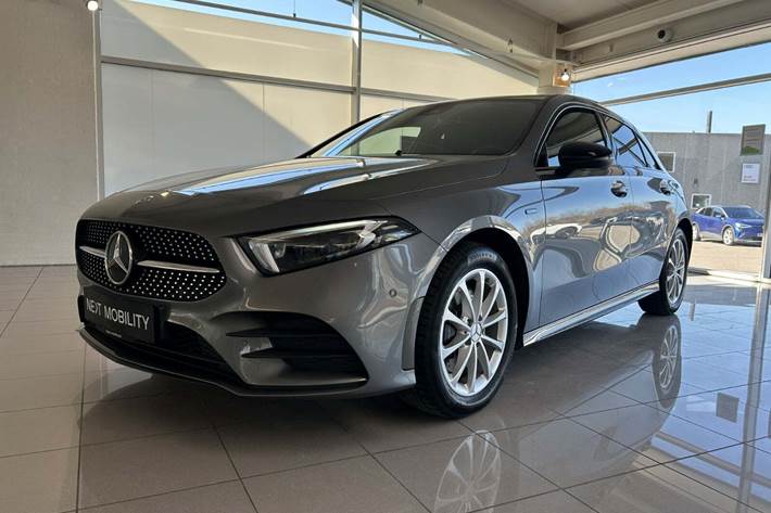 Grå Mercedes A250 e fra 2022 set udefra
