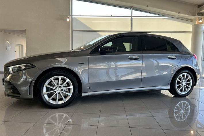 Grå Mercedes A250 e fra 2022