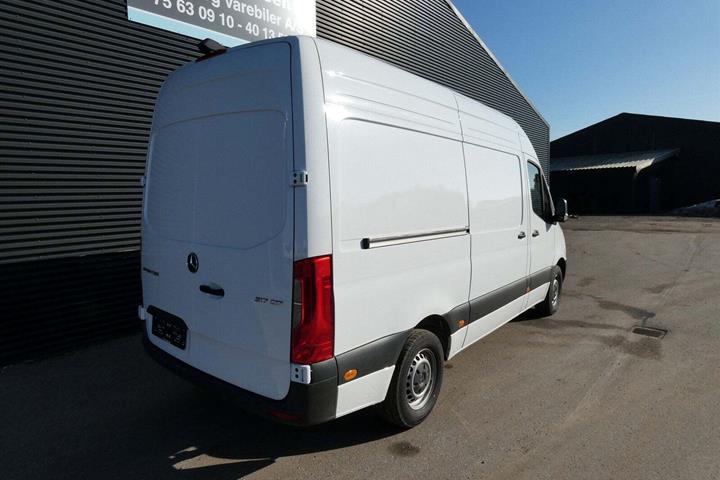 Hvid Mercedes Sprinter 317 fra 2025