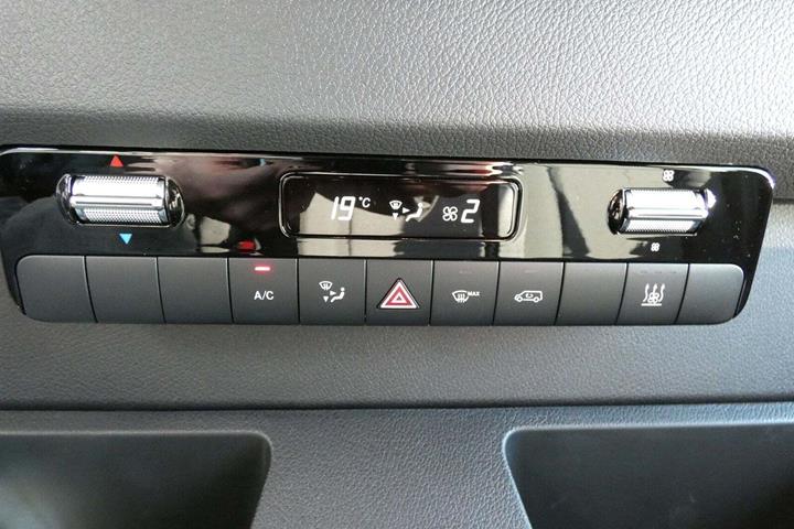 Hvid Mercedes Sprinter 317 fra 2025