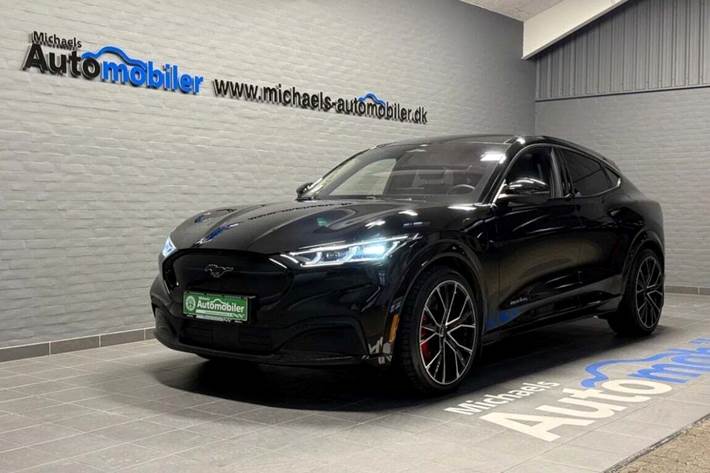 Sort Ford Mustang Mach-E fra 2021 set udefra