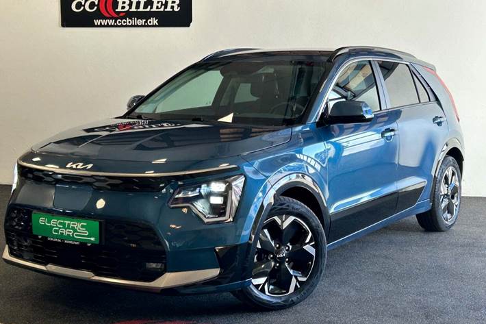 Blå Kia Niro fra 2023 set udefra