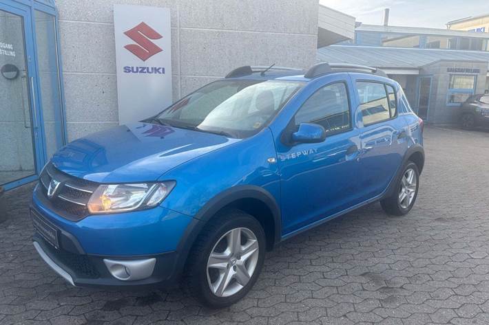 Blå Dacia Sandero Stepway fra 2016 set udefra