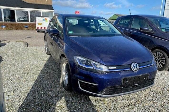 Blå VW e-Golf fra 2020 set udefra