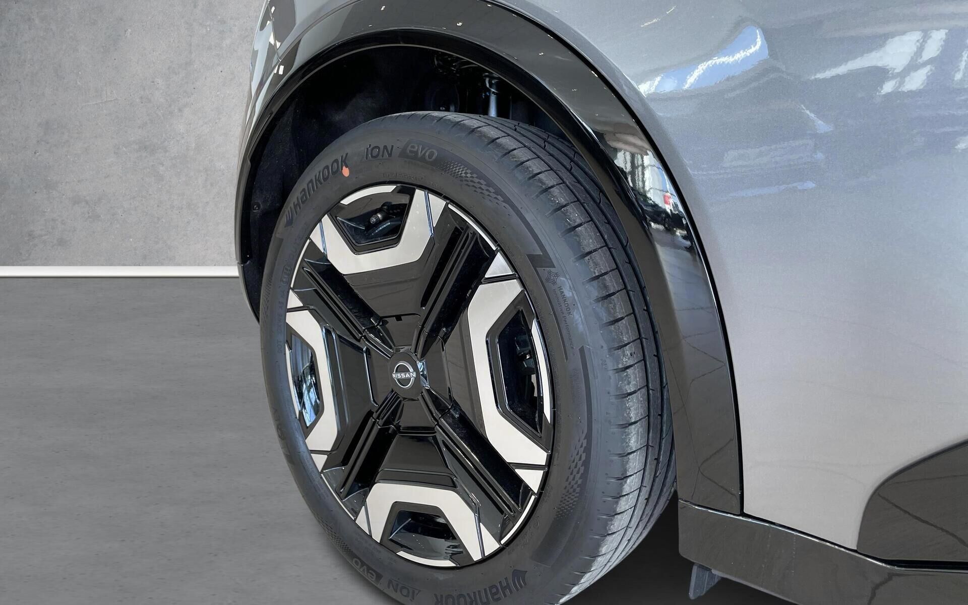 Grå Nissan Micra 52 kWh EVOLVE fra 2026