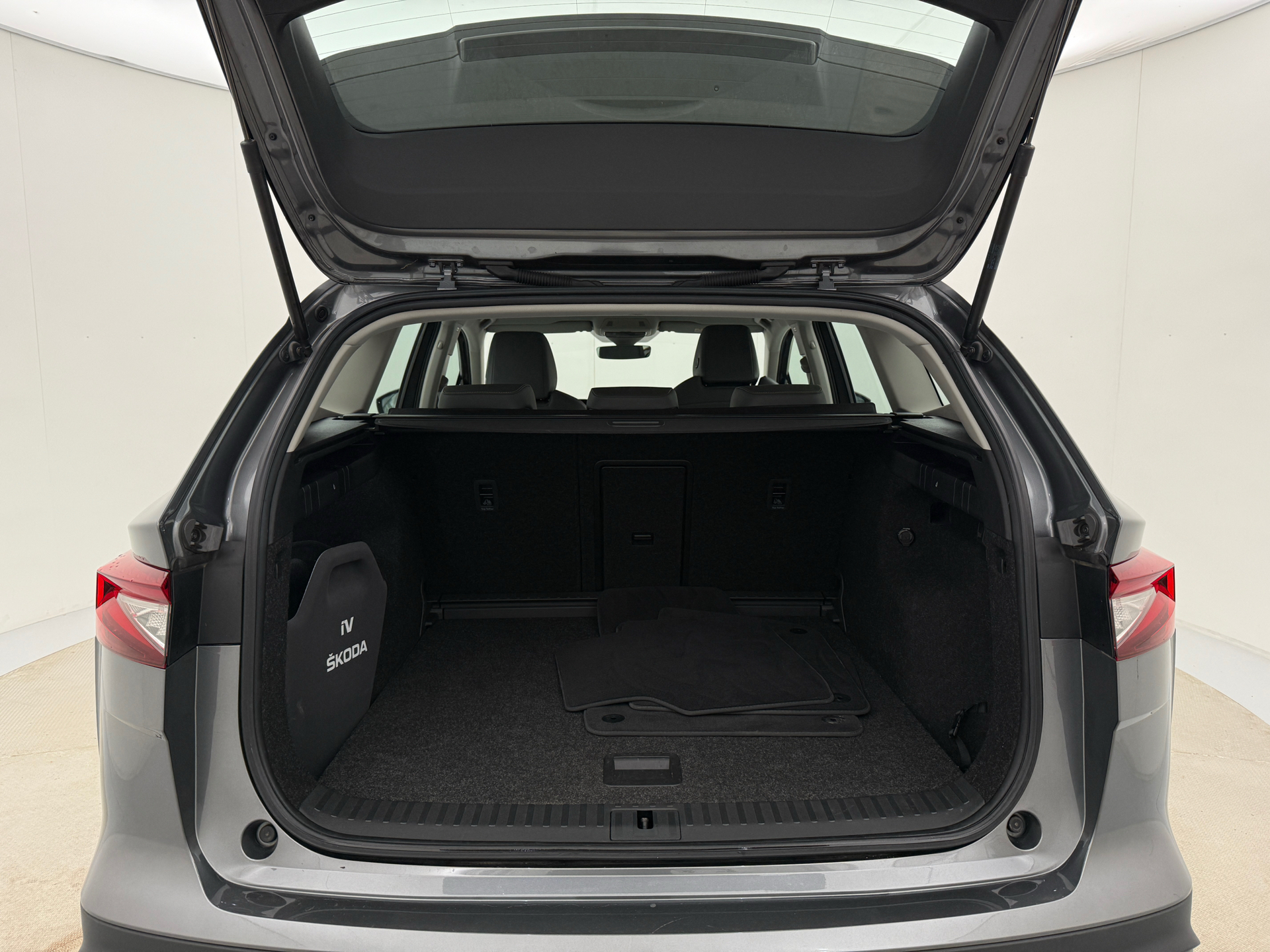 Grå Skoda Enyaq fra 2022