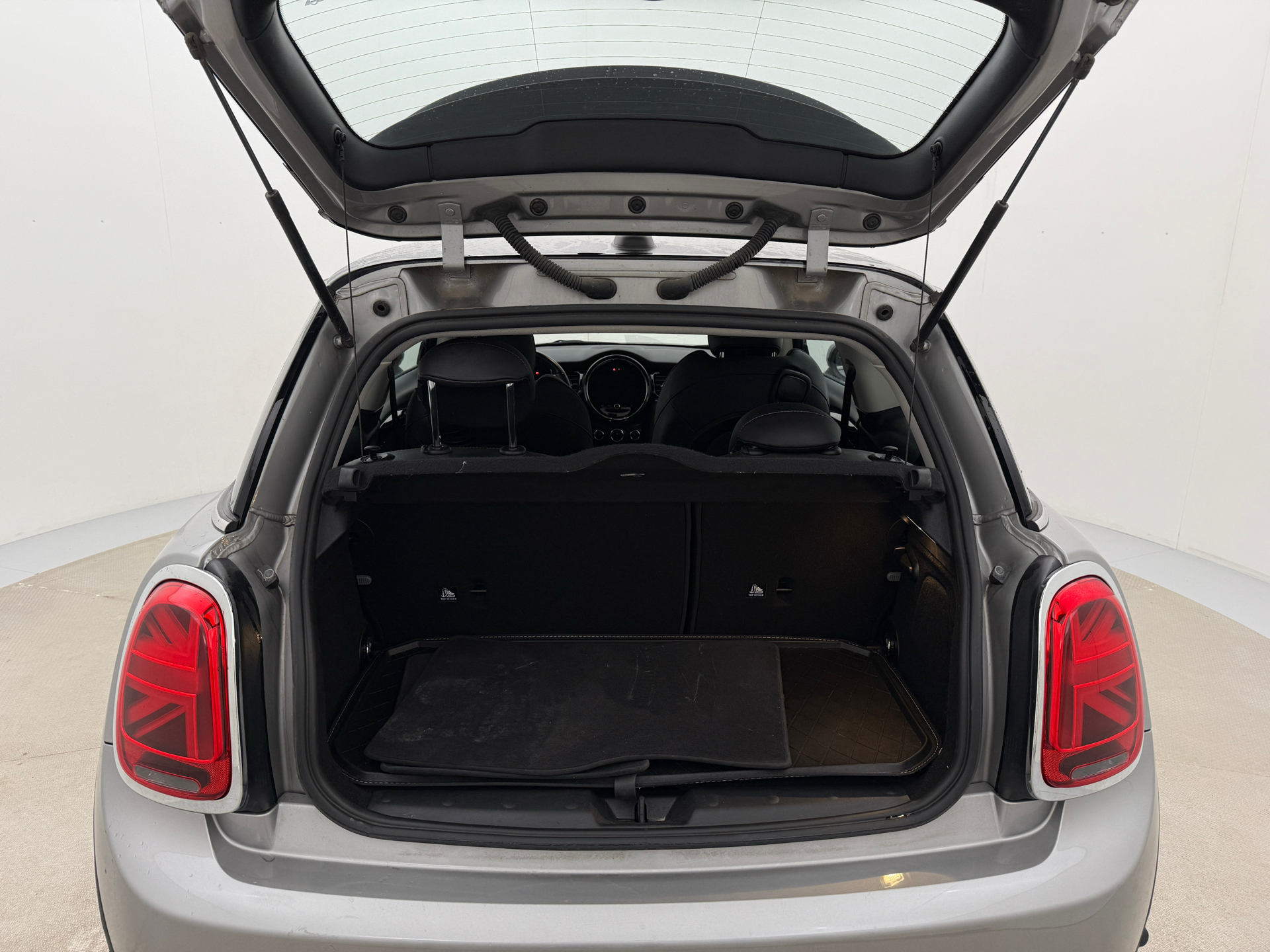 Sølv Mini Cooper fra 2023