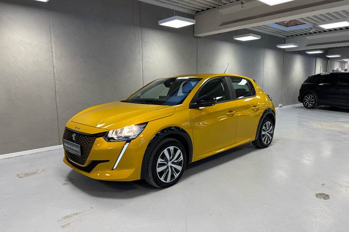 Gul Peugeot e-208 fra 2023 set udefra