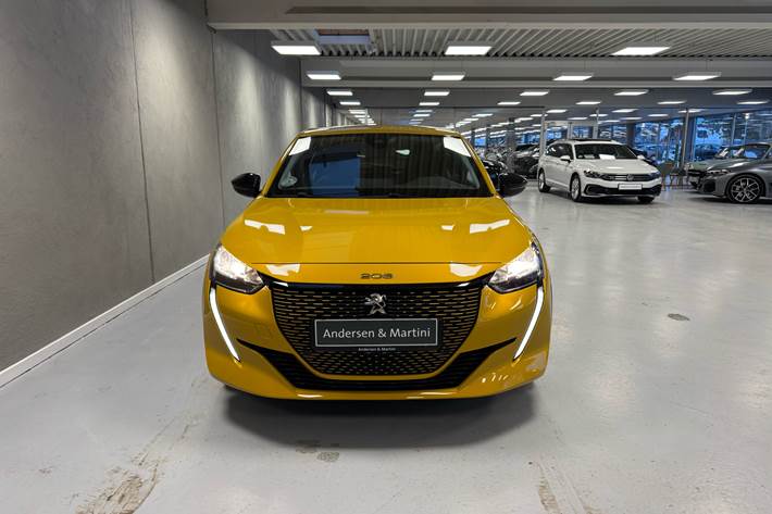 Gul Peugeot e-208 fra 2023