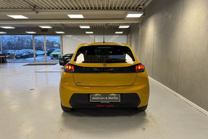 Gul Peugeot e-208 fra 2023