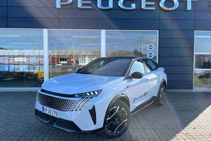 Hvid Peugeot e-3008 fra 2025 set udefra