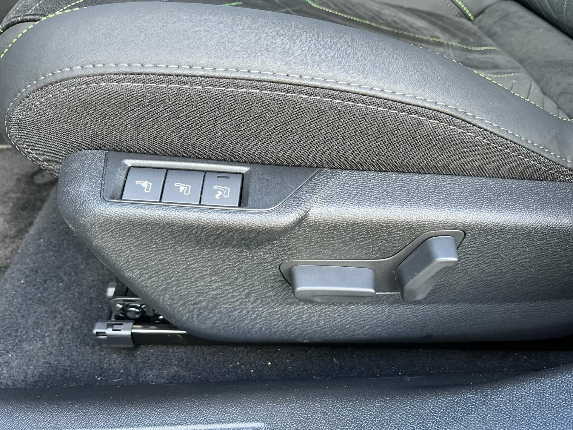 Grå Peugeot e-2008 fra 2025