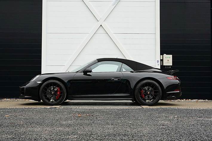 Sort Porsche 911 Carrera 4 GTS fra 2017