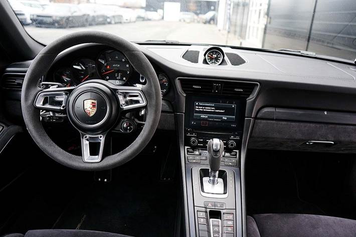 Sort Porsche 911 Carrera 4 GTS fra 2017