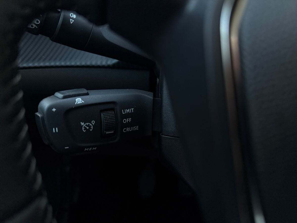 Rød Peugeot 208 fra 2023