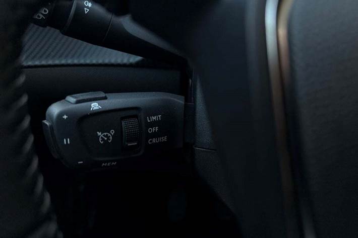 Rød Peugeot 208 fra 2023