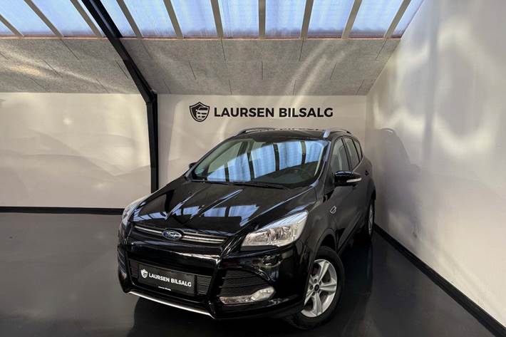 Sort Ford Kuga fra 2017 set udefra