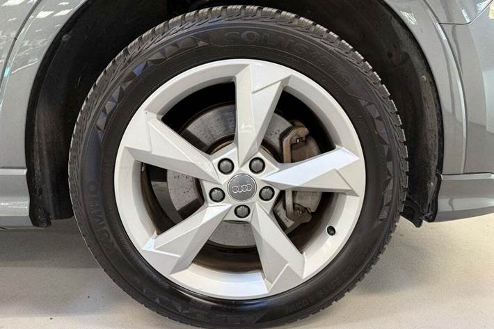 Grå Audi Q3 fra 2021