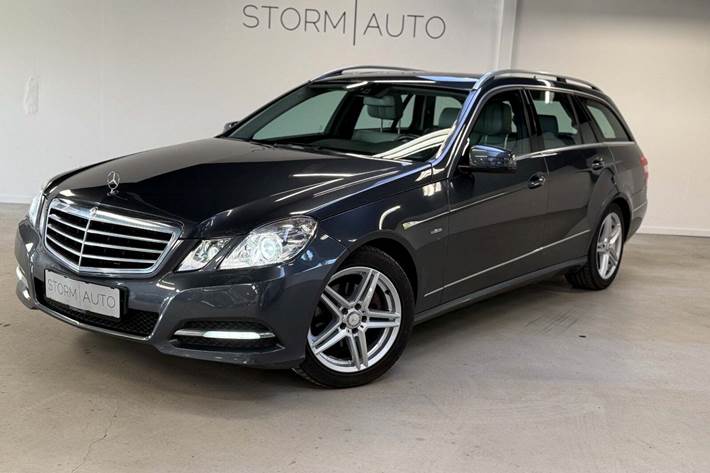 Sølv Mercedes E220 fra 2010 set udefra